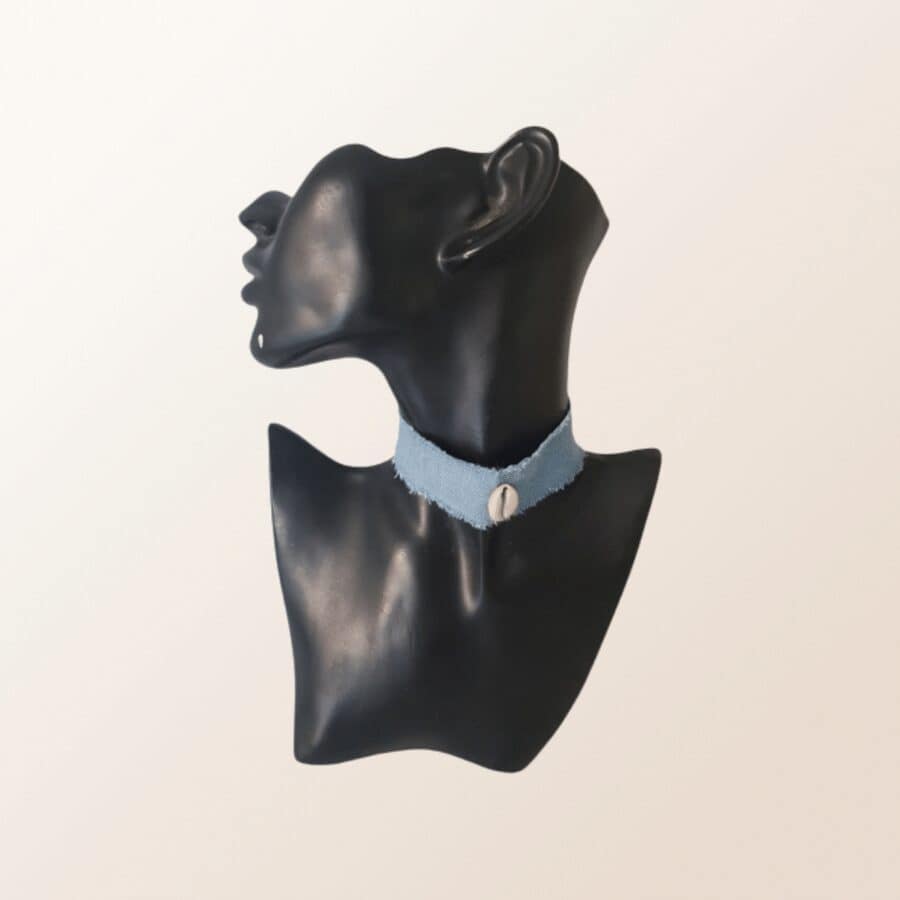 Ras de cou en jean et cauris