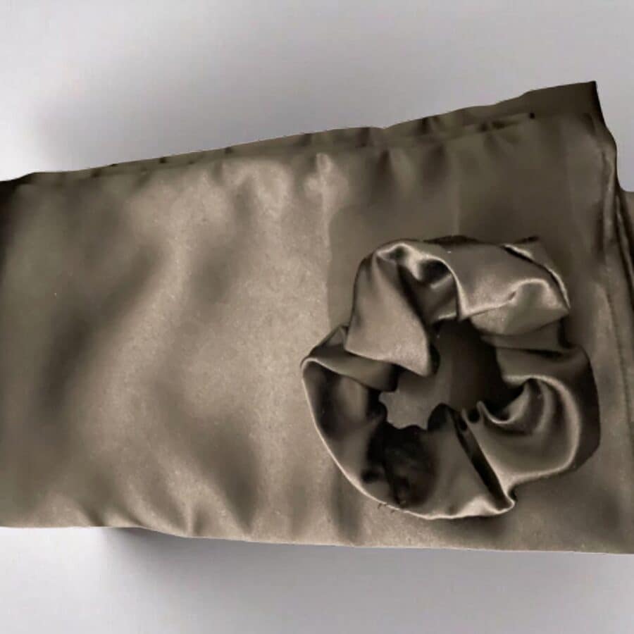 Taie d'oreiller en satin et chouchou noir