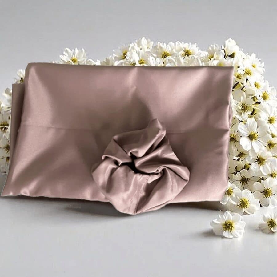 Taie d'oreiller en satin et chouchou rose