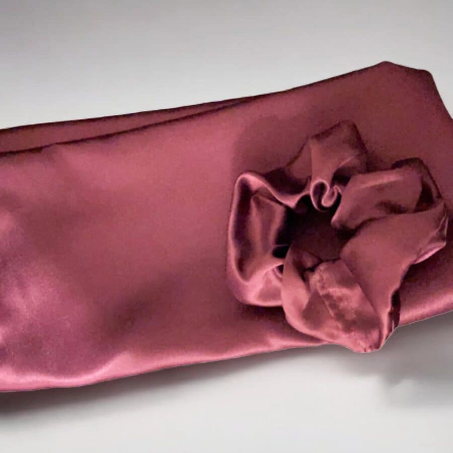 Taie d'oreiller en satin et chouchou bordeaux