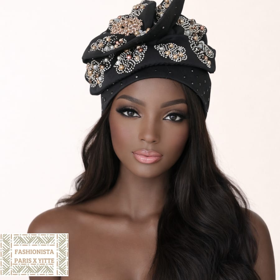 Bonnet orné de perles et broche