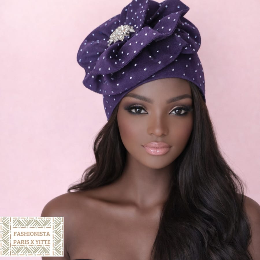 Bonnet orné de perles et broche